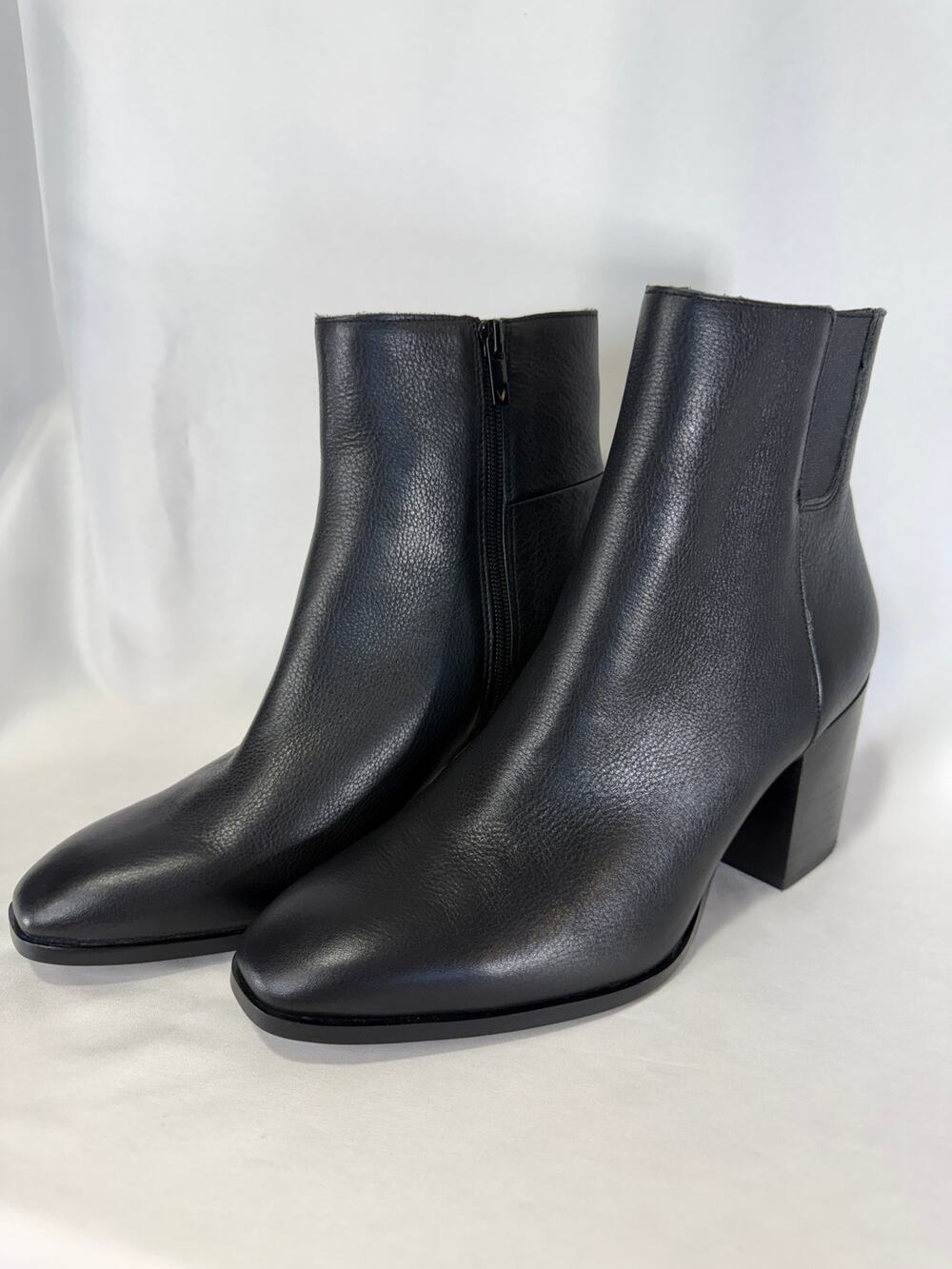 Vionic Vynn Women’s 9.5 Black Leather Ankle Boots Block Heel Side Zip